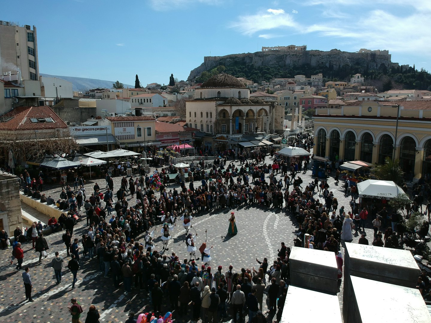 Folla si riunisce nella piazza storica della città con artisti.